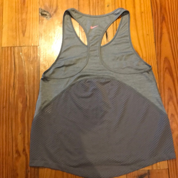 Women’s Nike Tank Top, barely worn! - Picture 3 of 3